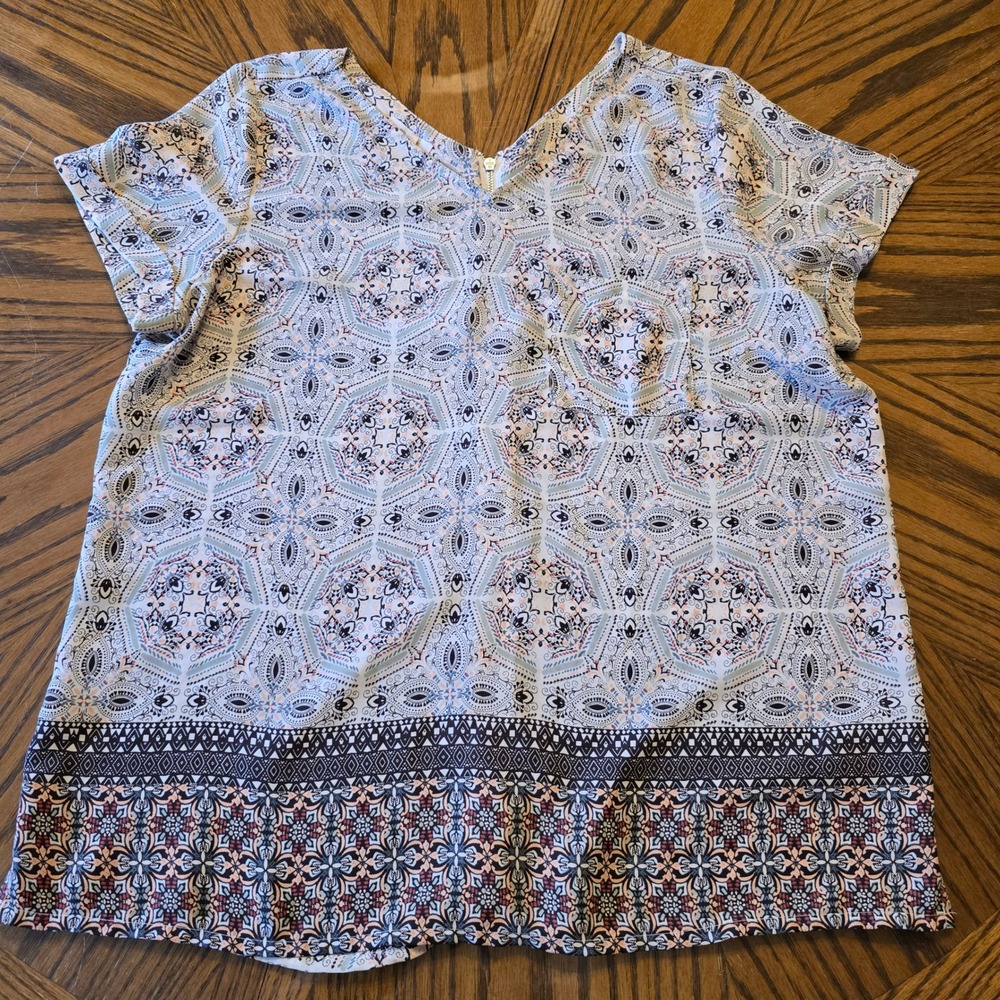 Printed Short Sleeve V-Neck Women's Top in Cream and Navy